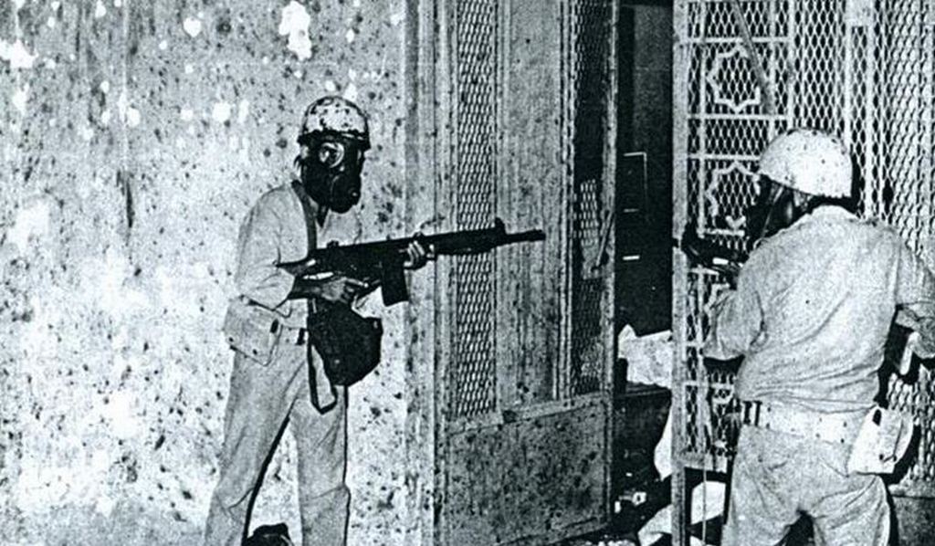 1979. Szaúdi katonák foglalják vissza a mekkai Kába szentélyt egy lázadó vallási csoport fegyvereseitől.
