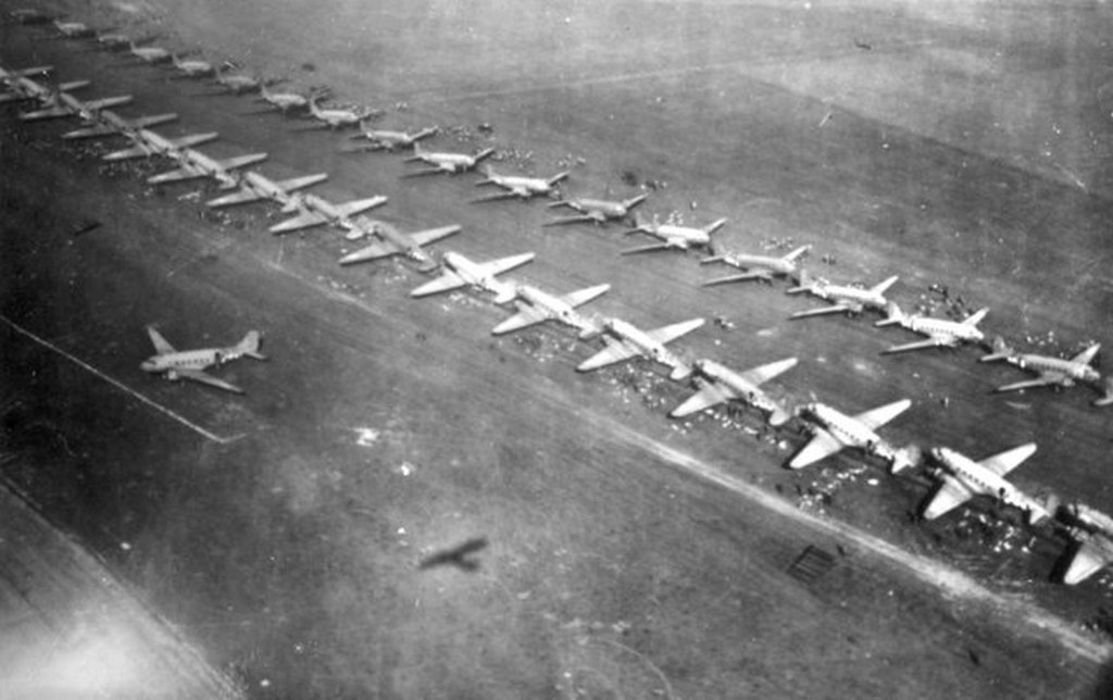 1944_szeptember_17_amerikai_c-47-esek_varnak_a_felszallasra_egy_holland_repteren_az_1-es_szamu_ejtoernyos_hadsereg_katonaival.jpeg