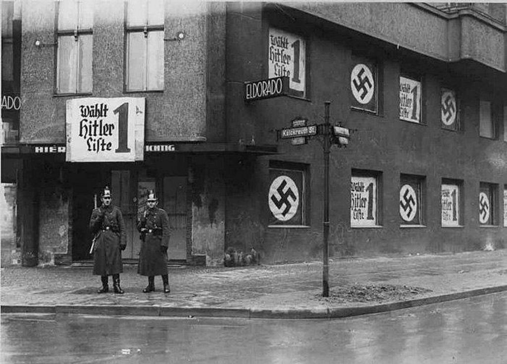1938_a_bezart_berlini_homoszexualis_klub_az_eldorado_homlokzata_beberitva_hitler_valaszttasi_plakatjaival.jpg