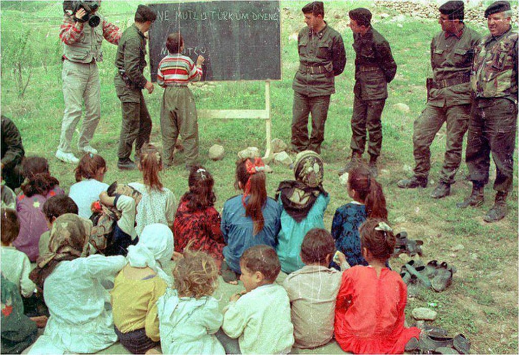 1990_torok_katonak_oktatjak_a_kurd_gyerekeket_a_tabla_felirata_boldog_aki_toroknek_vallja_magat.jpg