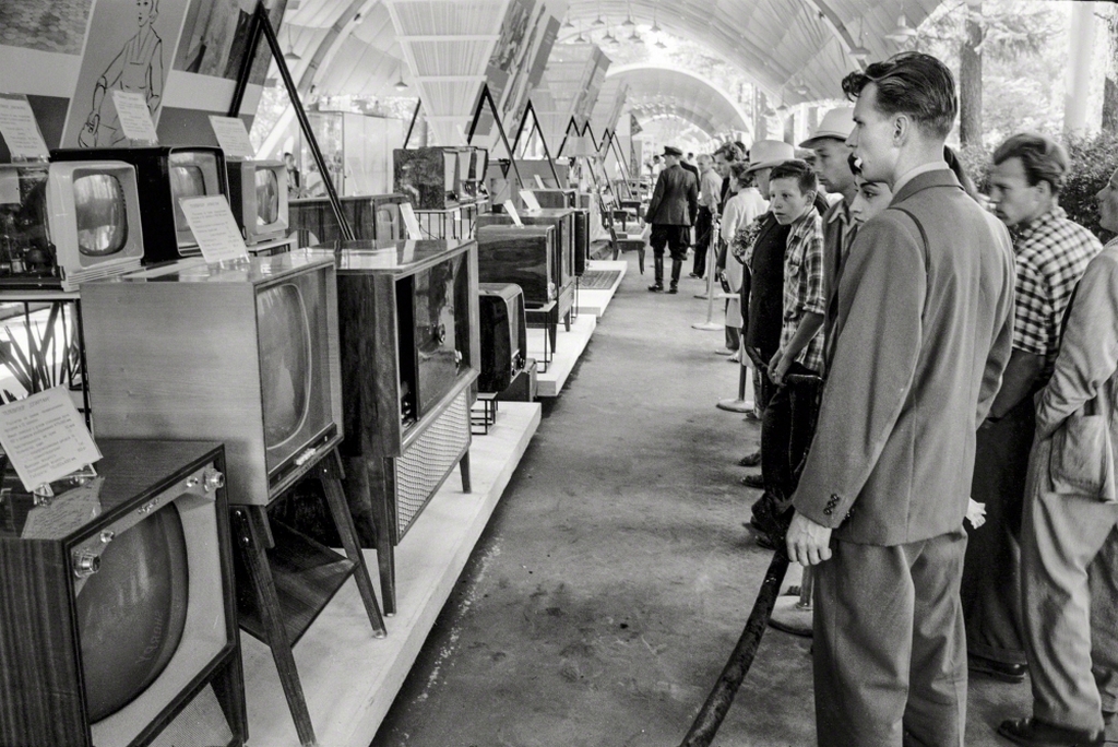 1959_szovjetek_nezik_a_kiallitott_amerikai_televiziokeszulekeket_moszkvaban.jpg