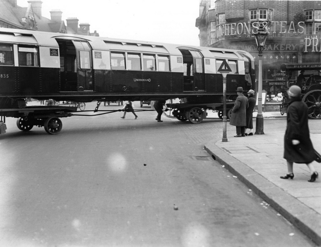 1926_uj_uzembehelyezesu_metrokocsik_szallitasa_london_utcain.jpg