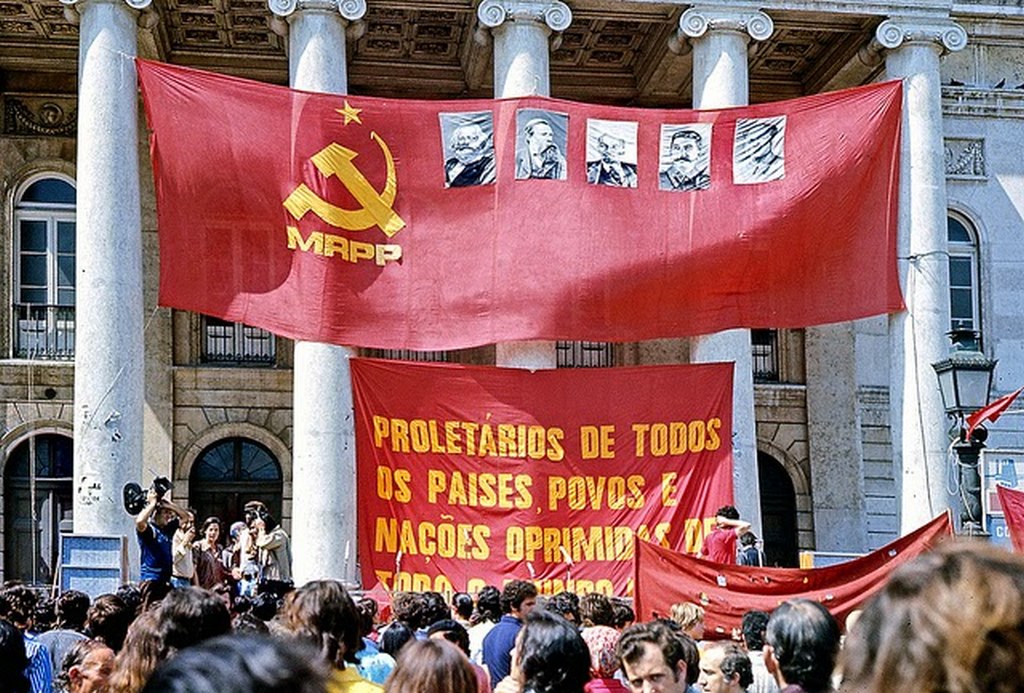 1974_a_portugal_vorosszekfus_forradalom.jpg