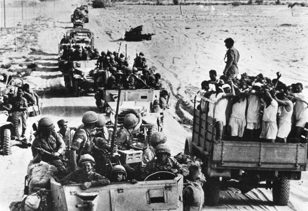 1967_izraeli_katonak_egyiptomi_foglyaikkal_a_hatnapos_haboru_idejen_a_sinai-sivatagban.jpg
