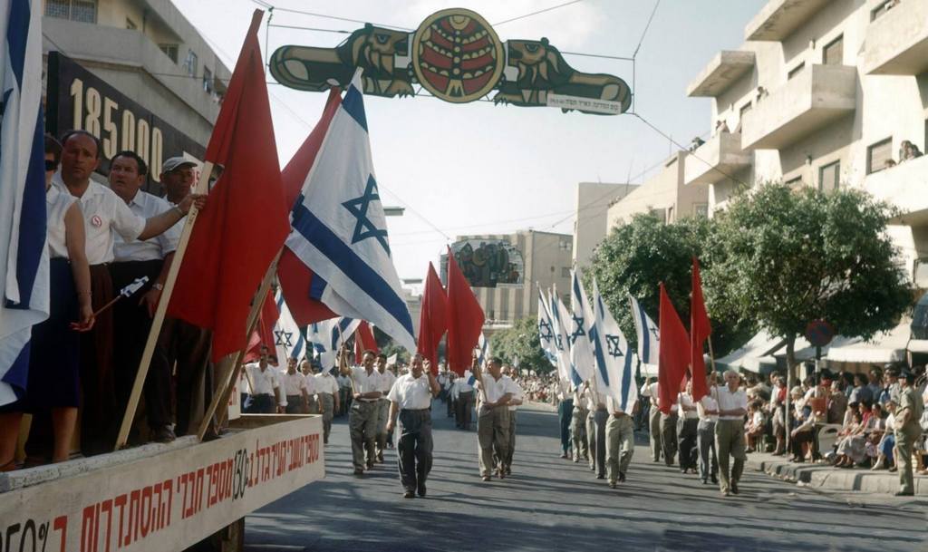 1958_majus_elsejei_felvonulas_tel_avivban_izraelben.jpg