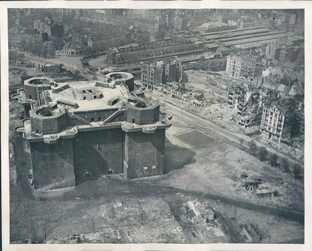 1945_az_egyik_berlini_flakturm_azaz_legvedelmi_torony.jpg