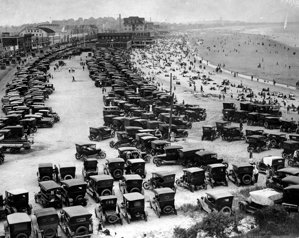 1920_parkolo_autok_a_tengerparton_nantasket_beach_massachusetts_usa.jpeg