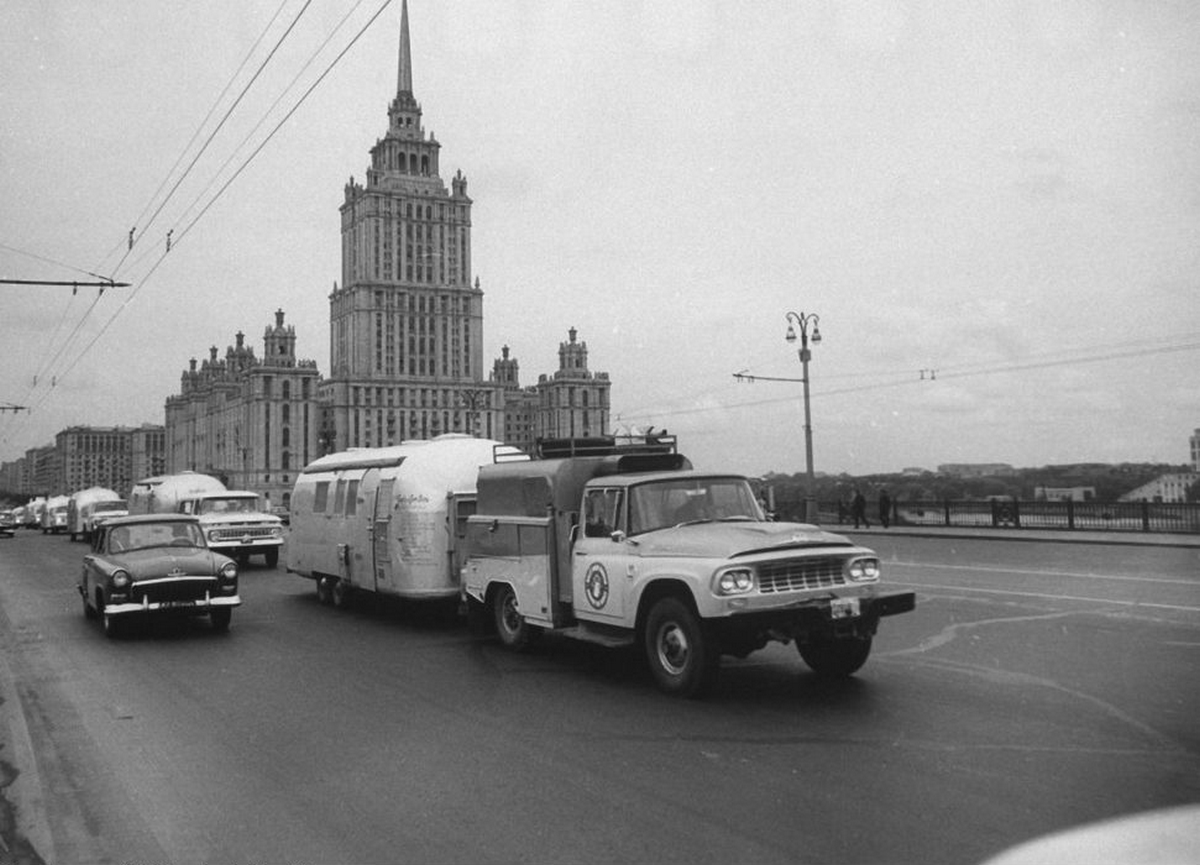 1964_amerikai_turistak_lakokocsijaikkal_moszkvaban.png
