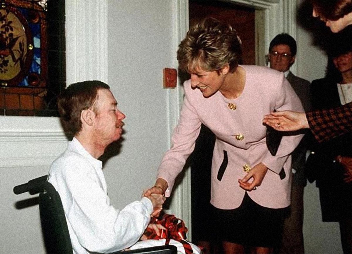 1991_princess_diana_shakes_hands_with_an_aids_patient_without_gloves_one_of_the_residents_of_casey_house_an_aids_hospice_in_toronto_canada.jpg