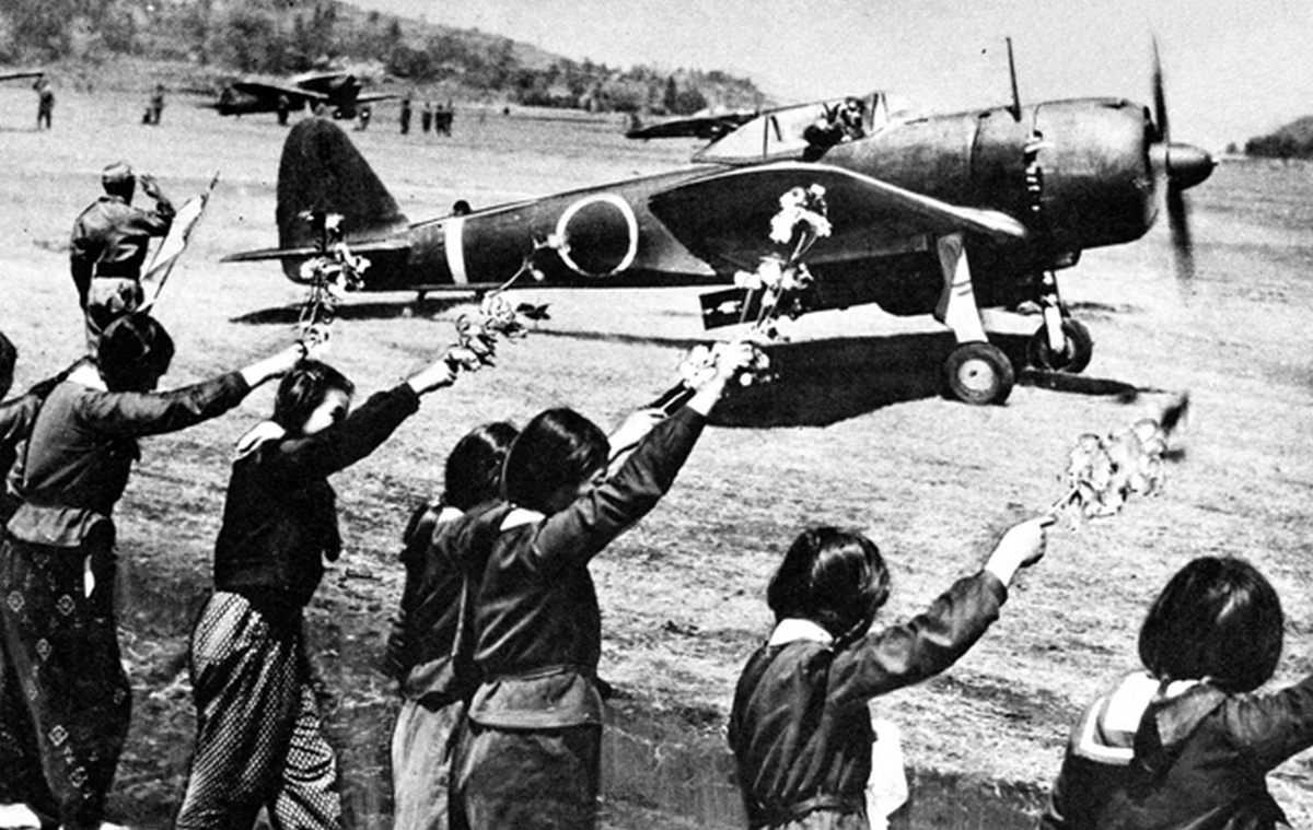1945_japan_iskolaslanyok_integetnek_a_felszallo_kamikaze_pilotanak.jpg
