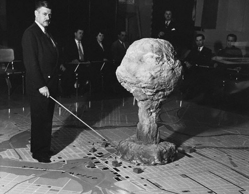 1952_arthur_croteau_a_kanadai_hadsereg_alezredese_mutatja_a_lehetseges_hatasat_egy_nuklearis_robbanasnak_ottawa_felett.png
