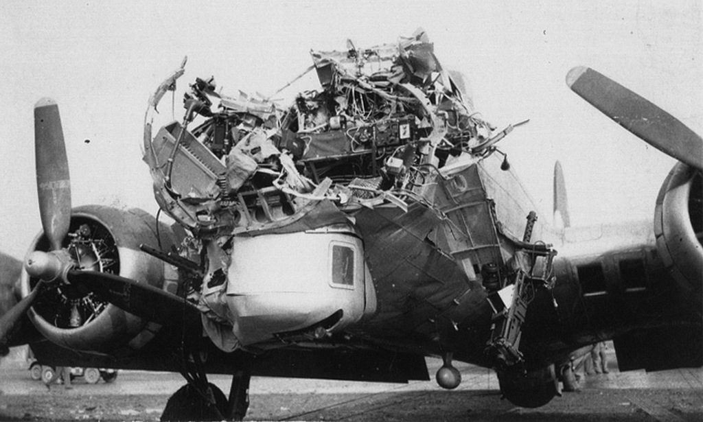 1944_oktober_15_legvedelmi_tuzben_sulyosan_serult_amerikai_b-17-es_bombazo_koln_bombazasabol_visszterve_a_nuthampsteadi_repteren.jpg