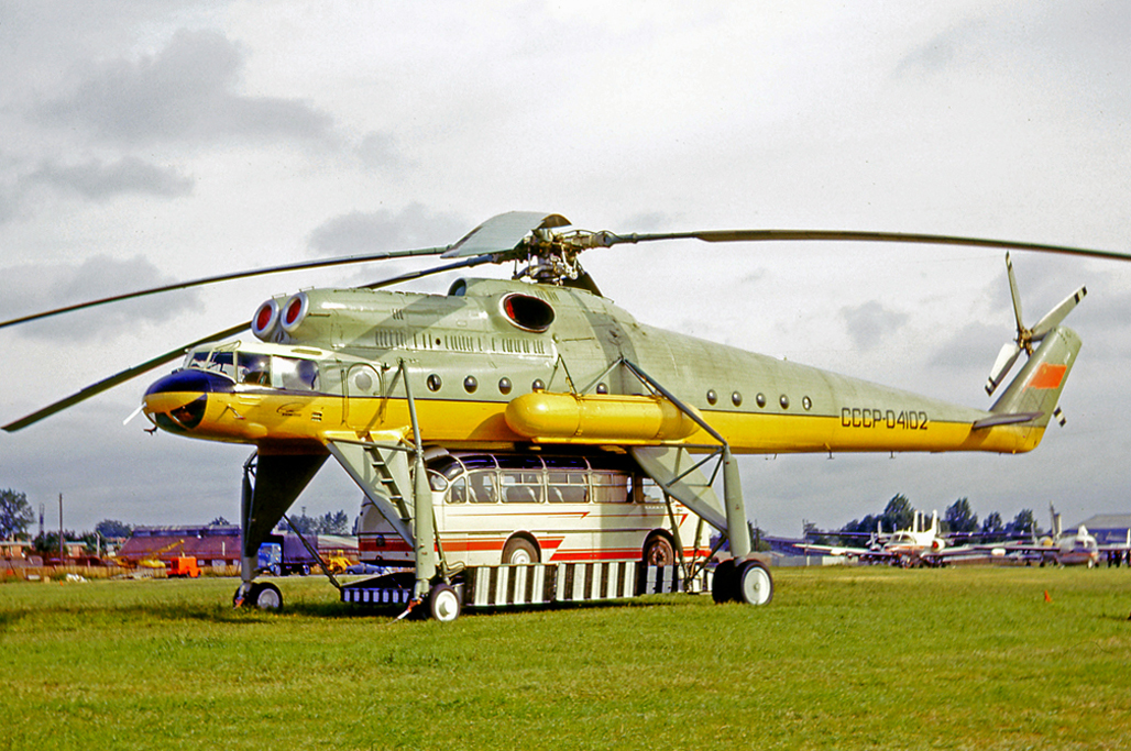 1965_mil_mi-10_szallito-helicopter_bemutatoja_az_1965-os_parizs_air_show-n_egy_laz_busszal_a_hasa_alatt.jpg