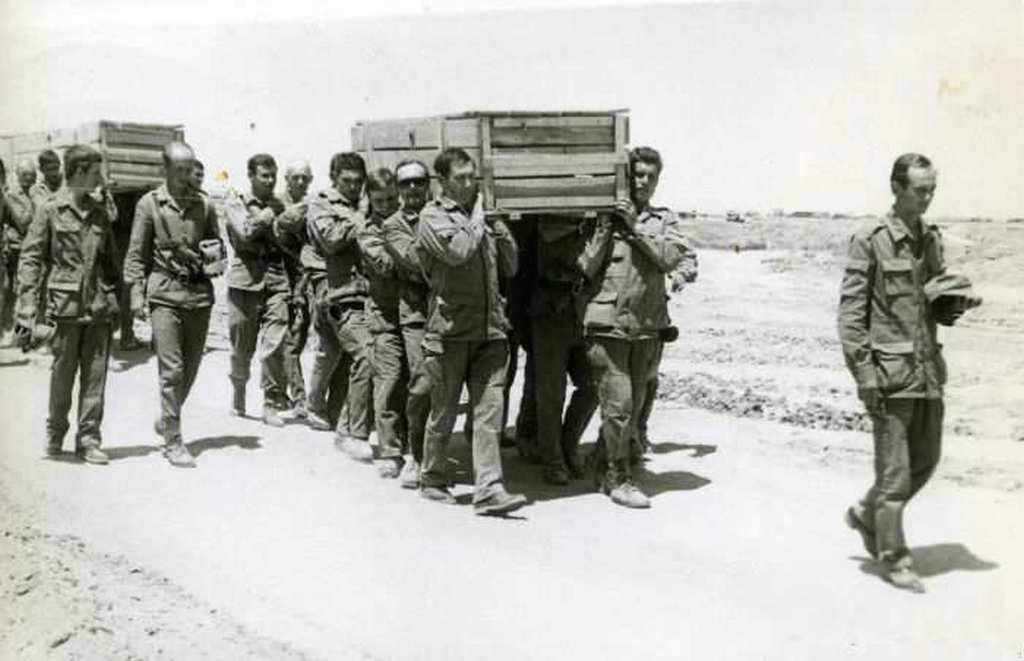 1988_majus_szovjet_katonak_halott_bajtarsaikkal_afganisztanban.jpg