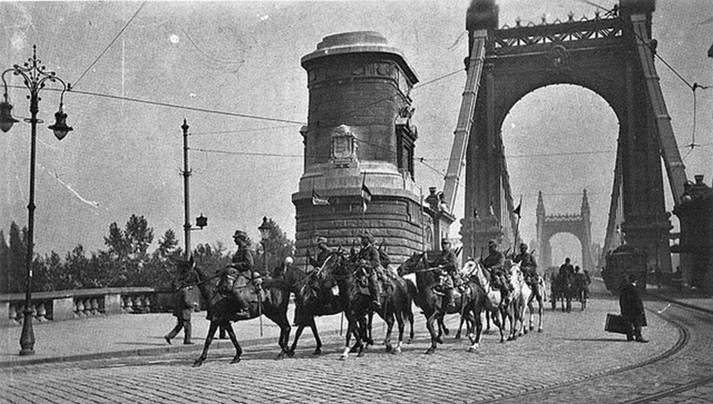 1919_augusztus_5_roman_megszallok_a_budapesti_erzsebet_hidon_propagandajuk_szerint_ok_szabaditottak_meg_a_fovarost_a_kommunista_terrotol.jpg