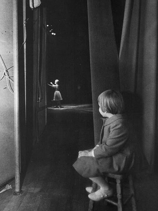 1963_six-year-old_carrie_fisher_watched_her_mother_debbie_reynolds_performing_at_the_riviera_hotel_in_las_vegas.jpg