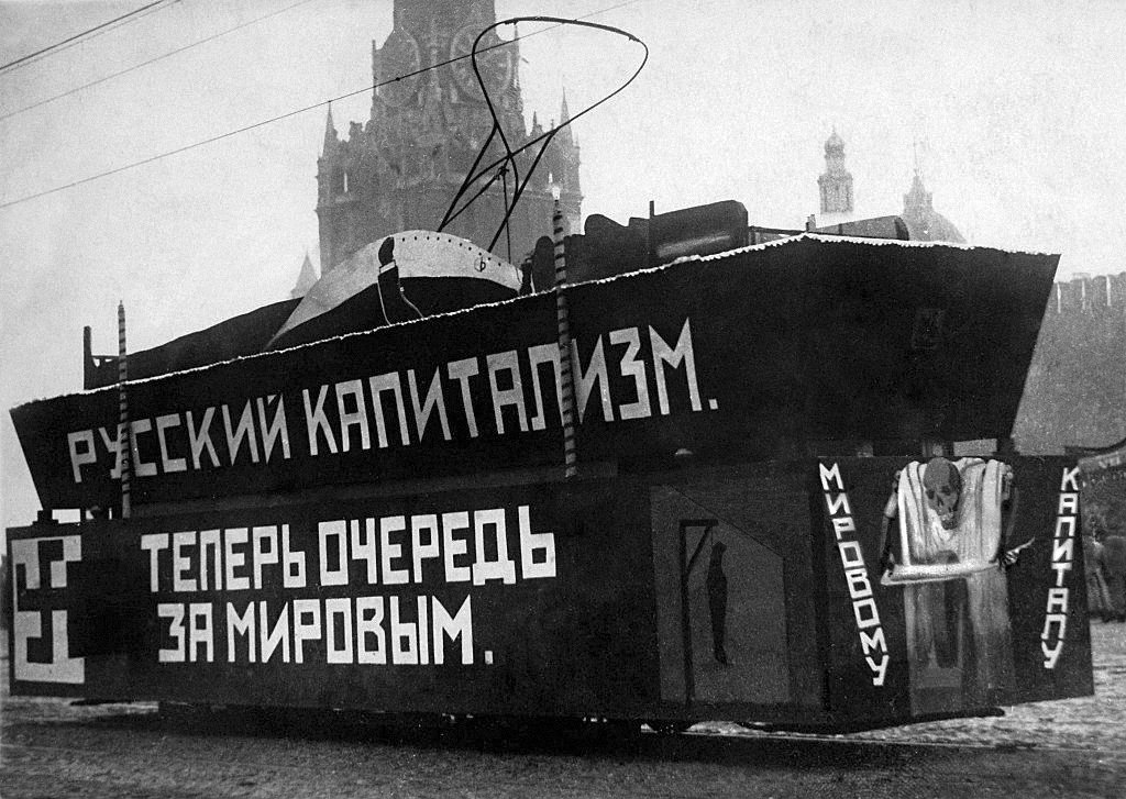 1920_szimbolikus_temetes_orosz_kapitalizmus_a_voros_teren_1920_moszkva.png