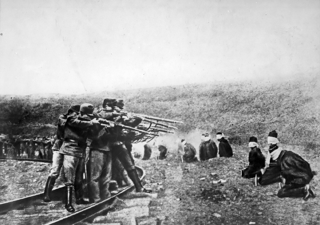 1917_austro-hungarian_troops_executing_captured_serbians.jpg