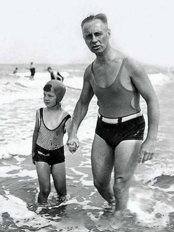1933_manfred_and_erwin_rommel_at_the_beach_germany.jpg