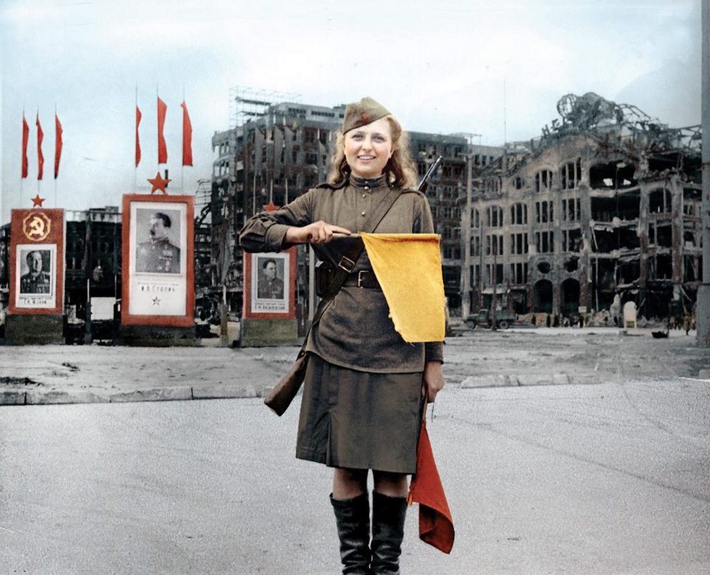 1945_forgalomiranyito_szovjet_katonano_berlinben_a_ii_vilaghaboru_vegen.jpeg