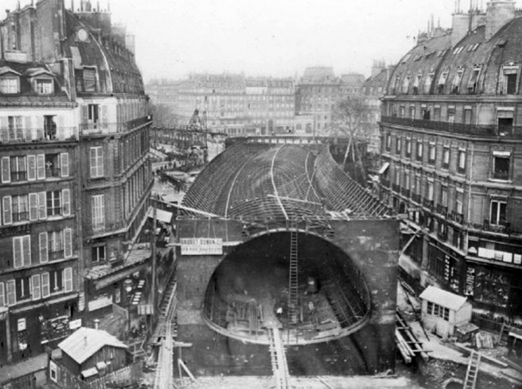 1906_metro_at_saint-michel_in_paris.jpg