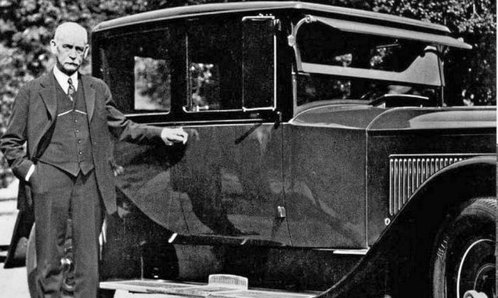 1928_wyatt_earp_standing_next_to_his_car.jpg