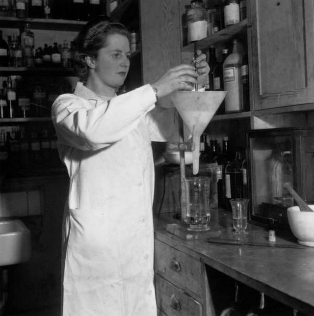 1942_margaret_thatcher_as_a_chemist.jpg