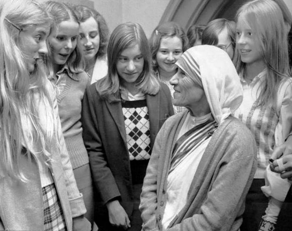 1973_mother_teresa_speaking_with_some_college_girls.jpg