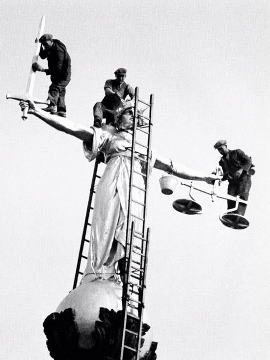 1933_men_at_work_in_precarious_positions_during_the_cleaning_of_justice_over_the_old_bailey_courts_of_justice_london.jpg