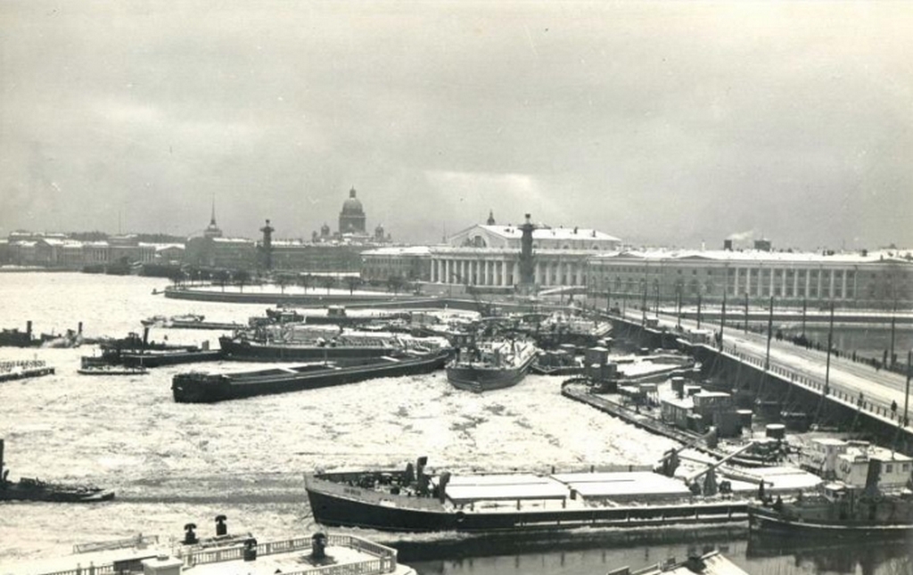 1956_november_12_leningrad_eros_szel_letepte_a_horgony_tobb_mint_30_hajo_es_dobta_oket_a_hidon.jpeg