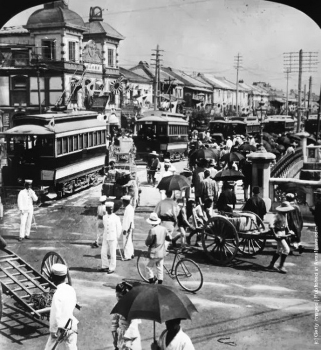 1905_traffic-and-pedestrians-in-one-of-tokyo_s-main-streets-circa-1905.jpg