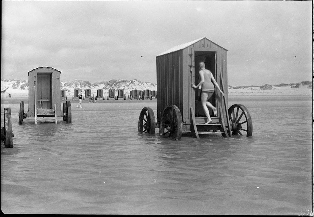 1910-es_evek_vintage_beachside_bathing_machines_families_would_rent_these.jpg
