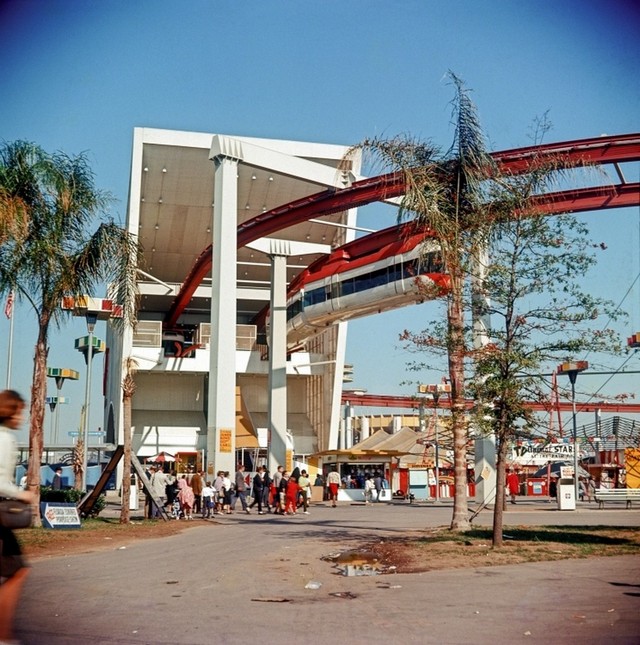 1965_monorail_station_new_york_world_s_fair.jpg