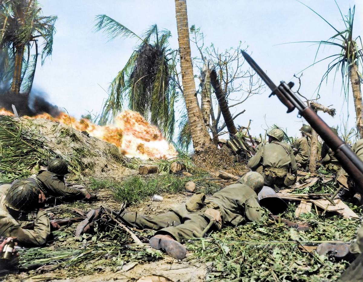 1944_februar_amerikaiak_tamadjak_meg_a_japan_csapatokat_a_kwajalein-atollon_a_csendes-oceani_hadszinteren_szinezte_royston_leonard_uk.jpg