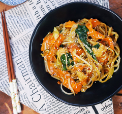 Kínai tésztavacsora 20 perc alatt: csirke chow mein