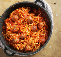 Paradicsomos spagetti húsgolyókkal
