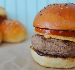 Umami hamburger ropogós parmezán chipsszel