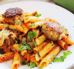 Paradicsomos-mozzarellás penne sütőben összesütve