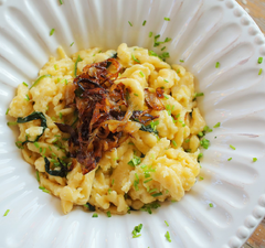 Käsespätzle, azaz az osztrákok sajtos nokedlije pirított hagymával