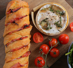 Dobozban sült camembert fokhagymás kenyérrel
