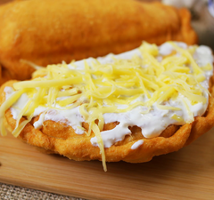 OMG: sajttal és virslivel töltött lángos