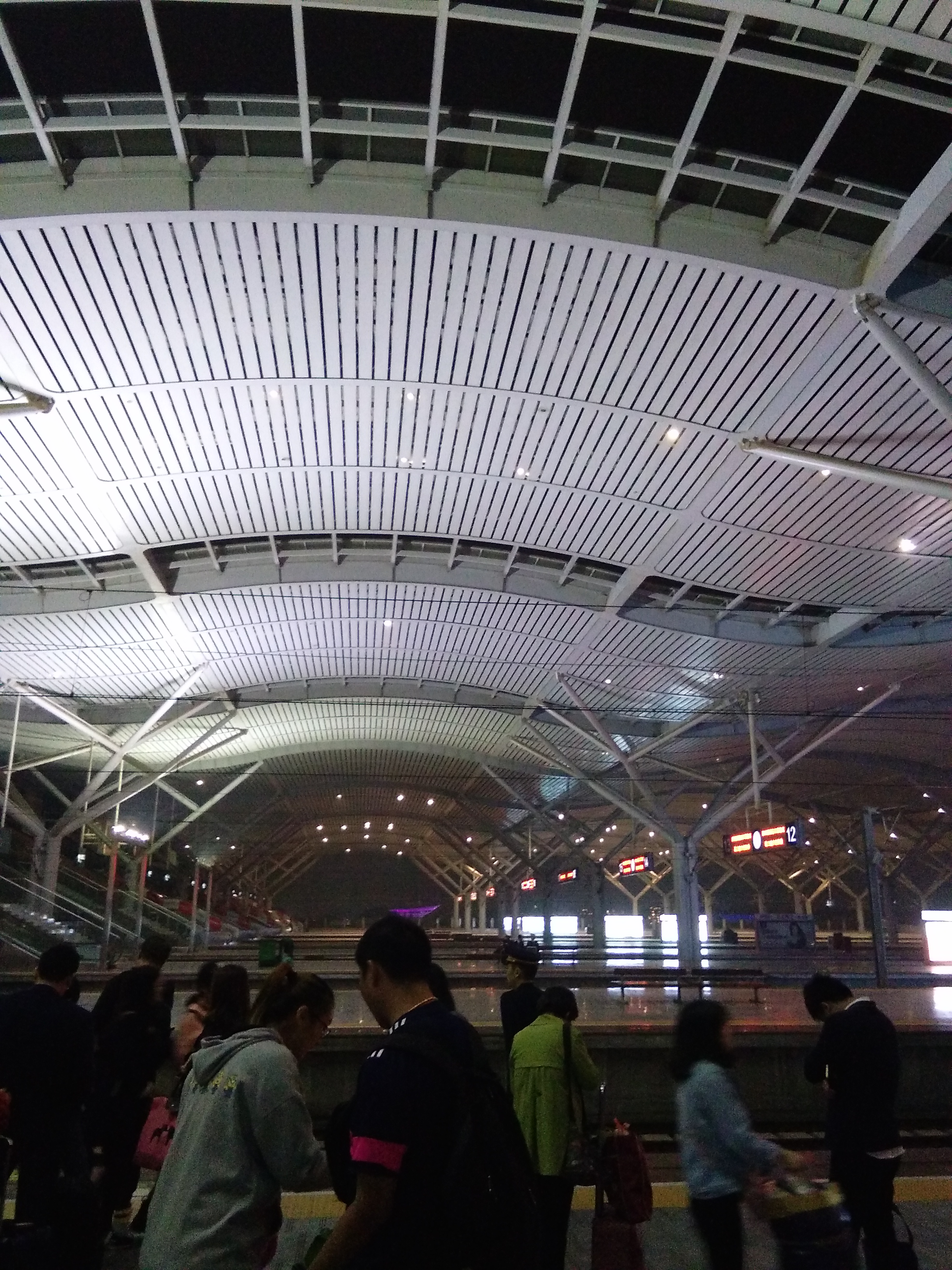 Changsha déli pályaudvar egyik gyorsvasúti peronja