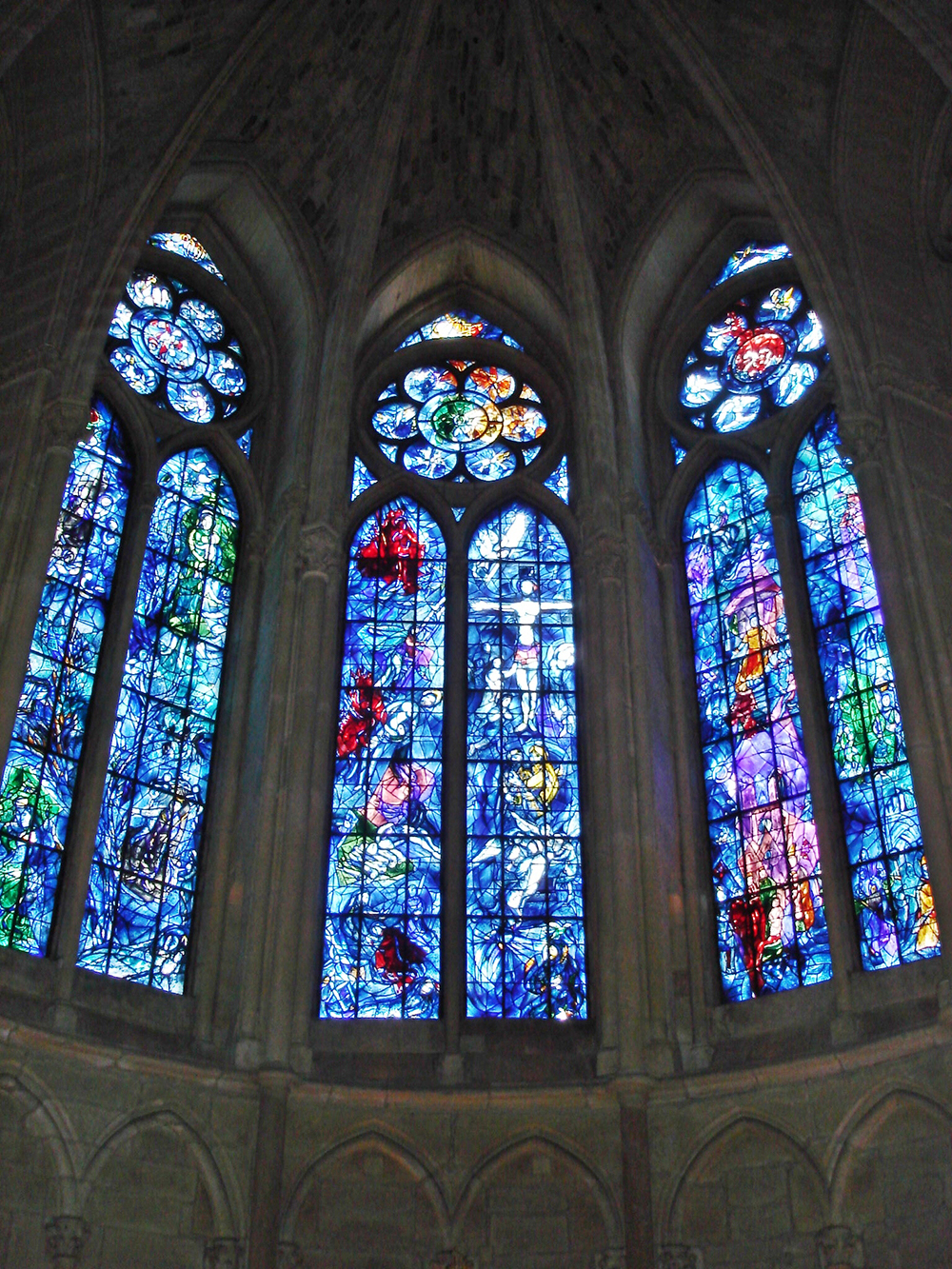 Reims-székesegyház, Reims, Franciaország<br />Egészen a 13.századig nyúlik vissza a Reims-i székesegyház a világ minden tájáról festett üvegablakainak története. Sajnos az eredeti ólomüveg panelek közül kevés maradt, de az olyan 20.századi művészek, mint Mare Chagall elkötelezettsége az ólomüveg művészet újbóli létrehozására biztosította Reims helyét a világ legcsodálatosabb ólomüveg építészetében a mai napig.<br />