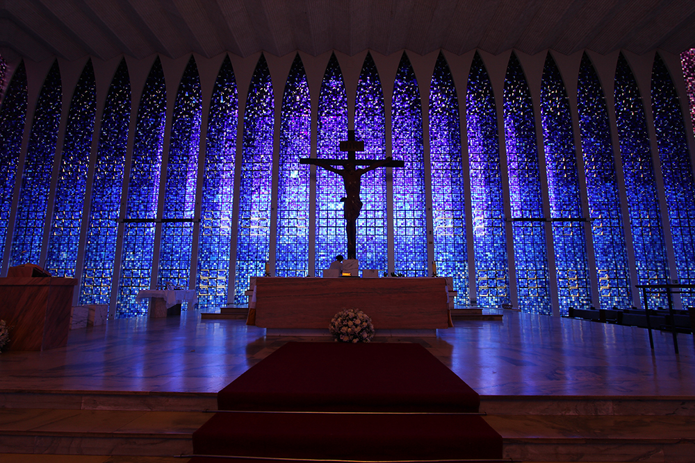 Santuário Dom Bosco, Brazíliaváros, Brazília<br />Carlos Alberto Naves építész által tervezett, 1963-ban épült, a modernista épületben 80 ólomüveg ablak található, melyek éteri kék fényben tündökölnek. Ablakai évente több ezer látogatót vonzanak és Brazília „Hét csodájának” kulturális örökségébe tartoznak.<br />