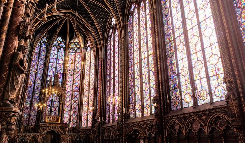 Saint Chapelle, Párizs, Franciaország<br />Nem olyan ismert, mint a Chartres, vagy a Notre Dame, ez a kis francia kápolna Franciaország legszebb üvegablakainak versenyét. A 13.században épült,a  becslések szerint 6500 méter hosszú a bibliai jeleneteket ábrázoló ólomüveg, melyet 2015-ben restauráltak.<br />