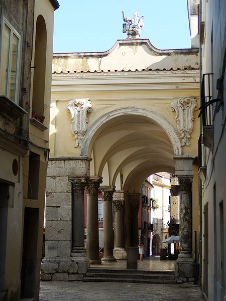 Duomo San tAgata de Goti2.jpg