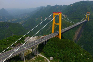 Látványos légifelvétel a világ legmagasabb hídjáról