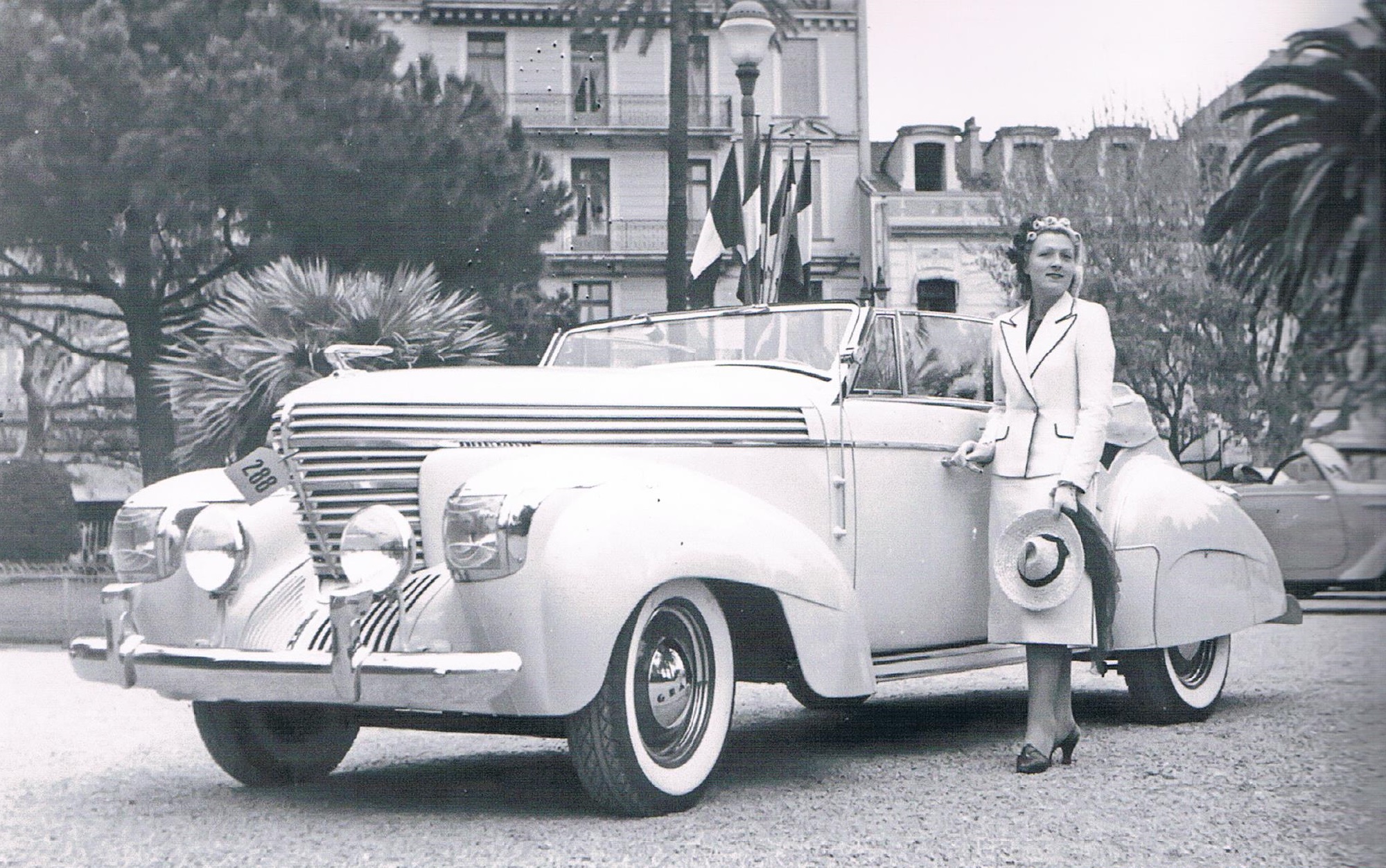 graham_97_supercharger_six_saoutchik_cabriolet_1938_nr141747_in_1939_cannes.jpg