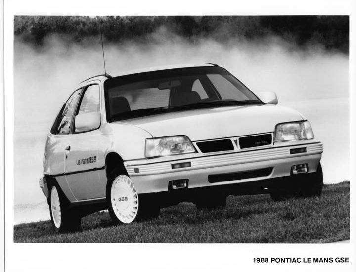 pontiac_lemans_gse_hatchback_1988_black_white_fvr.jpg