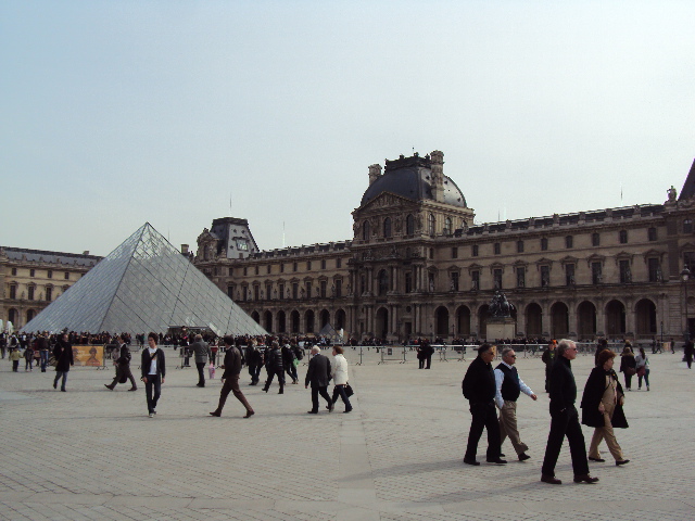 16_louvre_parizs.JPG